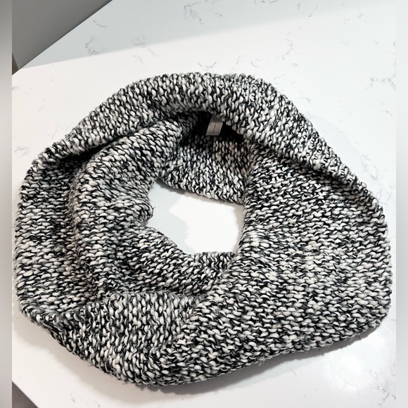β₯ππ’ππ§: Womenβs Speckled Knit Chunky Cowl Neck Scarf - One Size - Picture 2 of 4